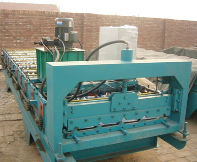 900彩鋼板設備與墻面板壓瓦機設備在機械設備租賃中的應用